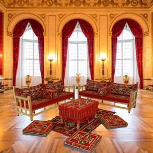 Orientalische Sitzecke mit Erhöhung, Bodenkissen, Palettenkissen, Sitzecke, Sitzkissen, Orientalisches Sofa